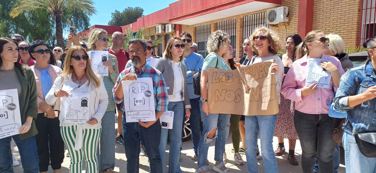 inf_vegabaja's tweet photo. 🔵La Generalitat suprime más 7OO plazas de cursos de español de la Escuela Oficial de Idiomas de #TORREVIEJA y profesores y alumnos se movilizan contra los recortes /fotos @David_Pamies_   https://t.co/0rxJGe6kRl https://t.co/R12TDozaau