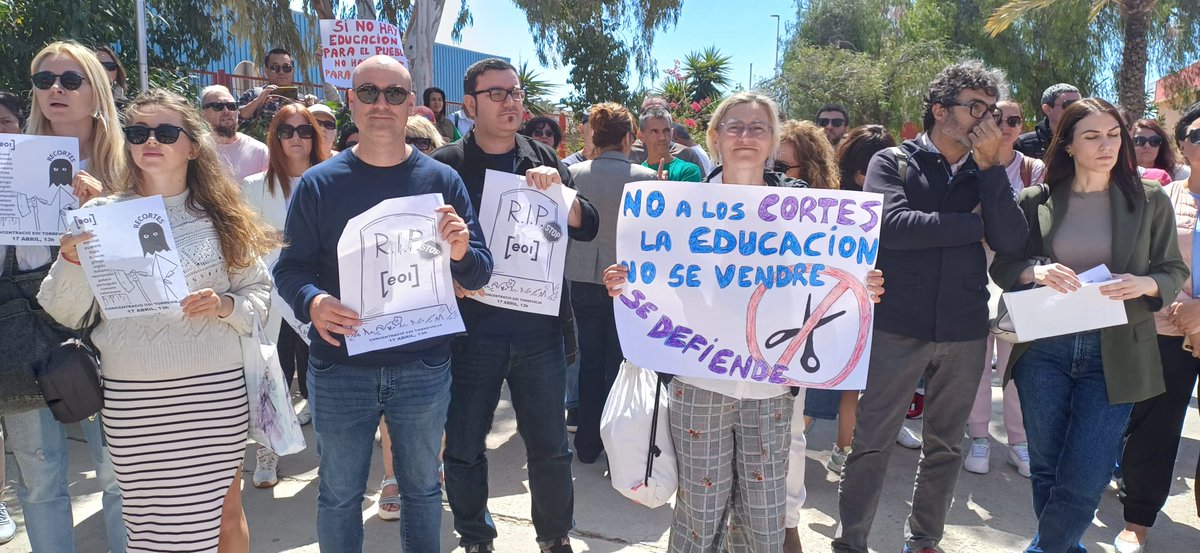 inf_vegabaja's tweet photo. 🔵La Generalitat suprime más 7OO plazas de cursos de español de la Escuela Oficial de Idiomas de #TORREVIEJA y profesores y alumnos se movilizan contra los recortes /fotos @David_Pamies_   https://t.co/0rxJGe6kRl https://t.co/R12TDozaau