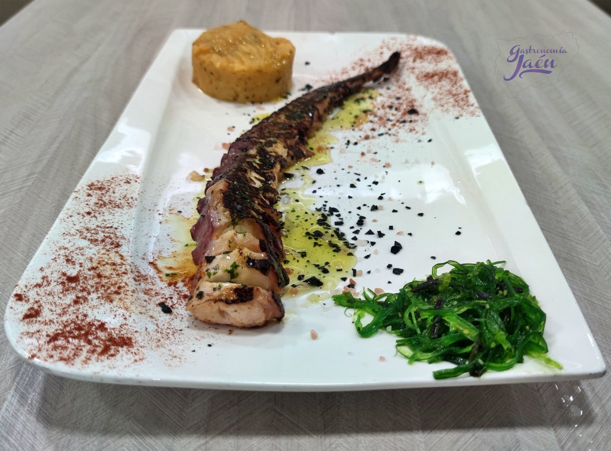 La clave de este plato es un buen producto y cocinarlo con mucho cariño. El remate es el rico aceite de oliva virgen extra de nuestra provincia 😋
#Pulpo a la plancha!
#jaen #gastro #realfood #tradicional #casero #gourmet #calidad #sabor #restaurante #vicentejaen #cafebarvicente