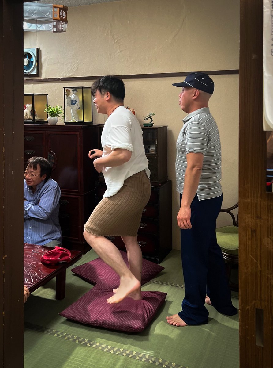 gyokud's tweet photo. 人妻陵辱ごっこに勤しむ仲良し男優陣…まさか乳首舐め��コキにまで発展するとは…高嶋さん凄いな😱
#イェーイ高嶋　#いわわたろろ　#浅見草太　#レッド https://t.co/q9WIGcR9oy