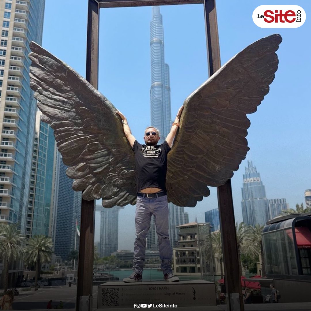 📸🪽| L’acteur marocain Rafik Boubker 🇲🇦 devant les « Wings of Mexico » de l’artiste Jorge Marin à Dubaï 🇦🇪.