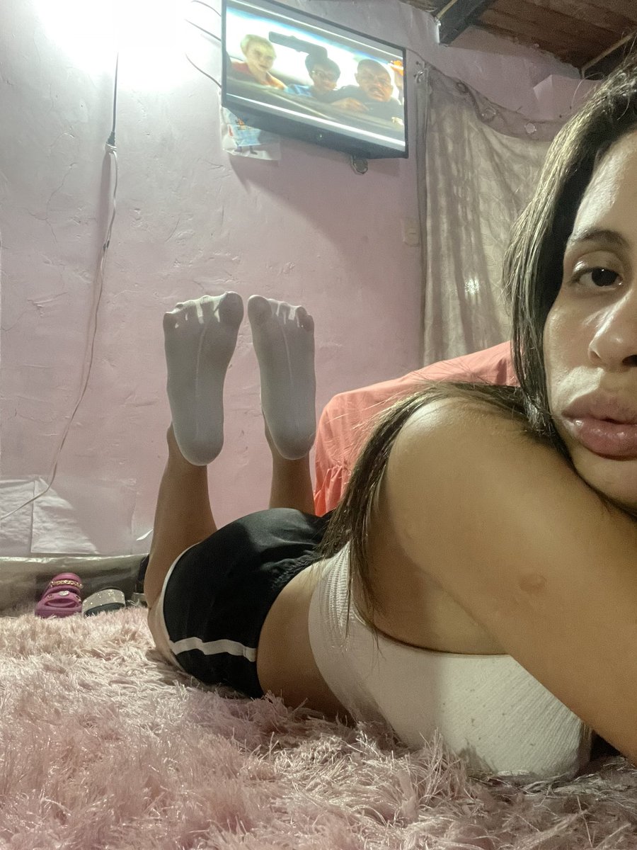 Gabrielafeet20's tweet photo. Hello where is the one who will kiss my feet Findom Domination FootWorship FeetFetish Soles FinD finsub humiliation Goddess loser Dirty Smelly Socks https://t.co/o40GCs51Ud