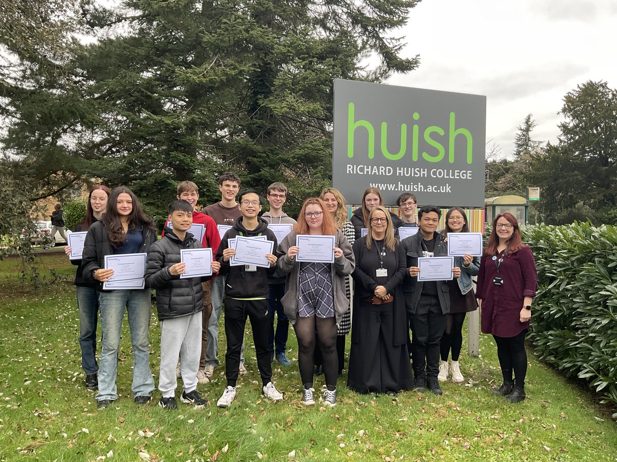 #Ritangle launched this academic year and saw over 1,200 teams tackle a series of mathematical challenges over ten weeks. 👏Well done to the Huish team who were commended, pictured here with Principal, Emma Fielding and Course Manager for Mathematics, Kate Newsome.
