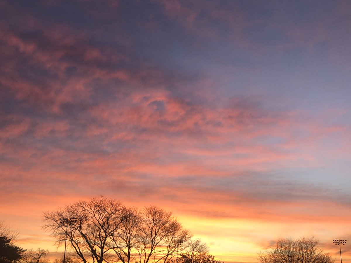 Happy Thursday to all!

Sunrise over the rooftops
#sunrise #sunrisephotography