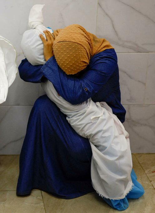 La fotografía de una mujer palestina abrazando el cadáver de su sobrina en Gaza se lleva el prestigioso premio World Press Photo 2024. El autor de esta imagen tan dura es el fotoperiodista palestino Mohammed Salem. Que el mundo vea lo que está haciendo Israel.