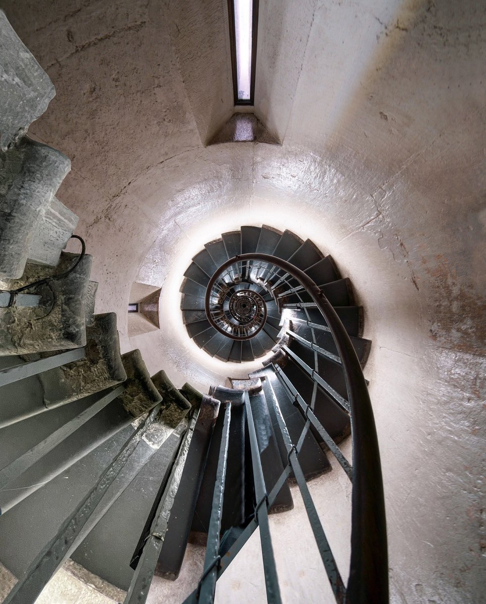 Have you climbed the steps inside The Monument? The stone staircase has over 300 stairs, leading to the viewing platform 160ft up! @cosplore