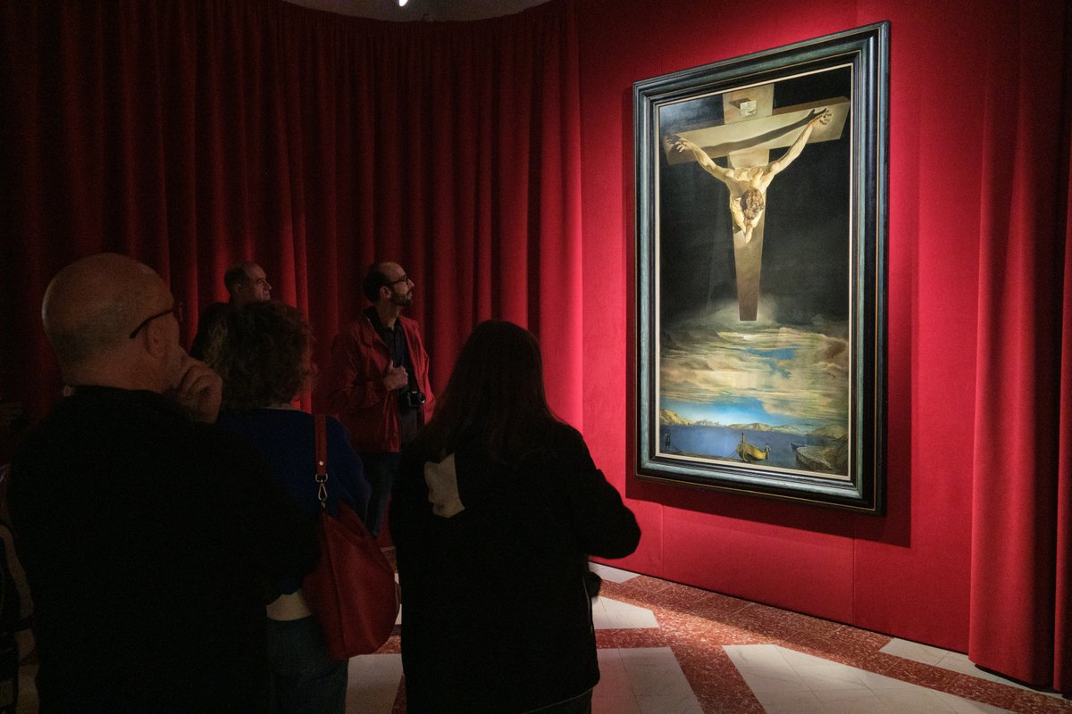 ¡Amantes del arte, tenéis hasta el 5 de mayo para visitar la #exposición “Dalí. El Cristo de Portlligat” en el Teatro-Museo Dalí de Figueres! 🎨 La muestra, gira en torno a la obra “El Cristo”, de Salvador Dalí. #Fujifilm ha suministrado dos proyectores FP-Z8000 para la…