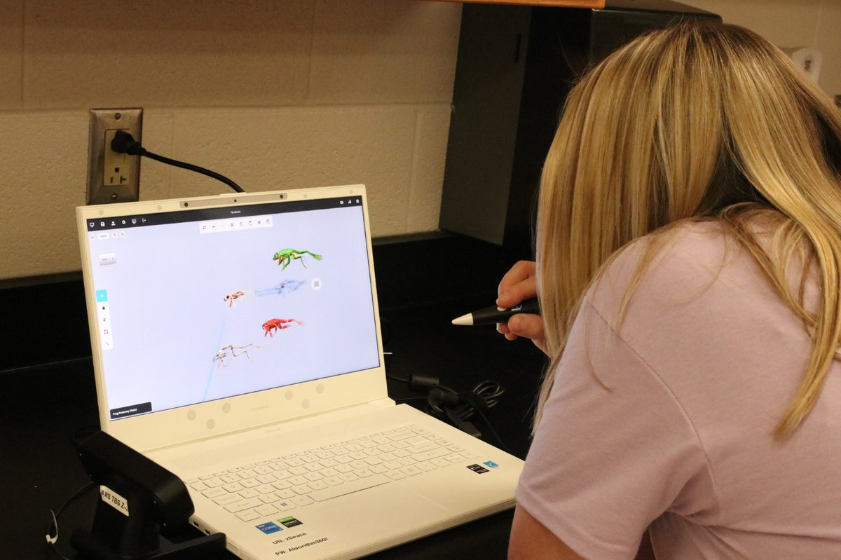 @LCPSOfficial: Tuesday night, families from @LCPS_Mercer had the opportunity to virtually dissect a frog using @zSpace laptops. There were many who were shocked at the technology and were also happy to experience a dissection without the traditional mess of a dissection.