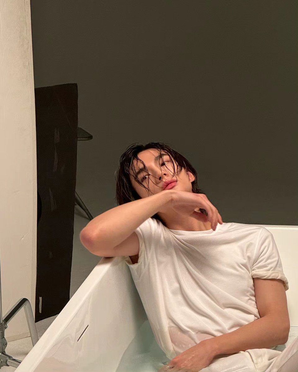 hyunjinpost's tweet photo. instagram update https://t.co/a7XnjwmJHw