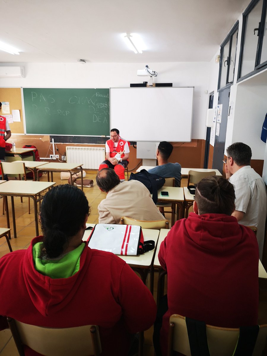 El alumnado del Dpto. De Informática del <a href="/Cepa_Abril/">CEPA Abril</a> asiste a unas charlas de primeros. Gracias a <a href="/CruzRojaEsp/">Cruz Roja Española</a> por esta experiencia. #yosoyFP <a href="/FpExtremadura/">Fp Extremadura</a>