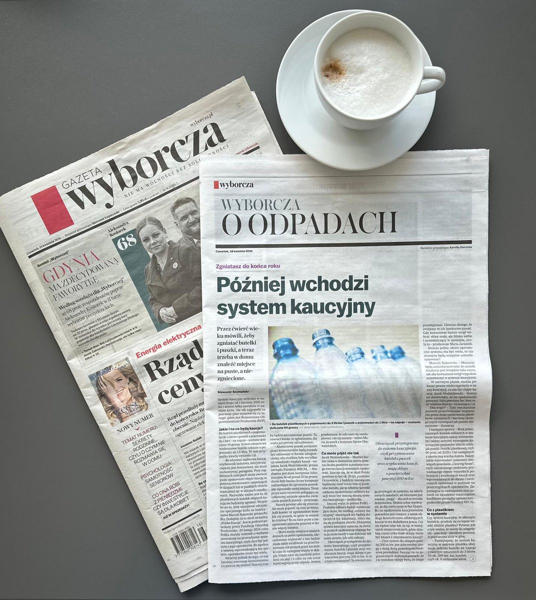 Jacek_Wodzislaw's tweet photo. Moje wypowiedzi o kaucji na puszki na 1 stronie🧐 dzisiejszego dodatku Wyborcza o odpadach
Niezbędna jest duża kampania informacyjna, bo od ponad 25 lat prowadzone były kampanie nakłaniające do zgniatania puszek. Przed nami całkowita zmiana sposobu zwracania pustych puszek♻️♻️♻️ https://t.co/VI1JlnewN5