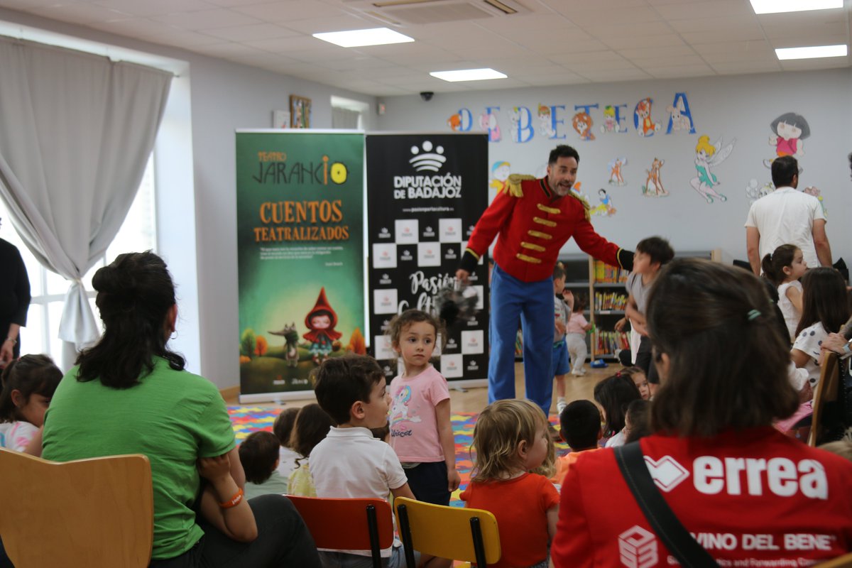 Ayer vivimos los cuentos clásicos de otra manera gracias al Capitán Papiro, que pasó por @BiblioMontijo para hacer las delicias de grandes y pequeños Actividad organizada por la Asociación Cultural de Teatro Jarancio dentro del proyecto: “Cuentos teatralizados”. @Simon_Ferrero