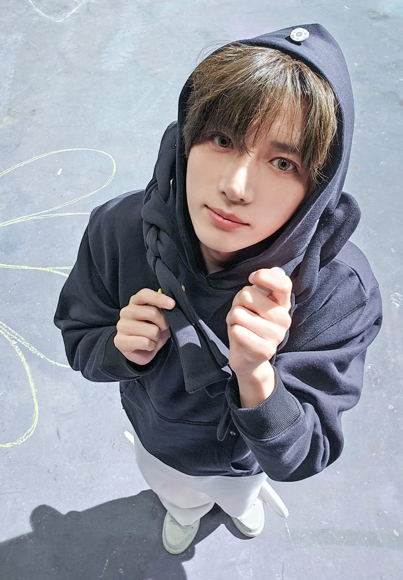 Bam2gyu_'s tweet photo. Hi👋TXT (Photo Sketch High angle ver.)
#범규 #BEOMGYU https://t.co/AKkGfANVuX