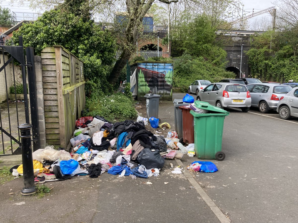 Levenshulme Station car park today🤮
Landlords and tenants who regularly keep their bins in this public space need fining.
@ManCityCouncil should look more closely at refuse provisions when approving 'developments' and @MCC_Levenshulme need to install cctv here asap.
#flytipping