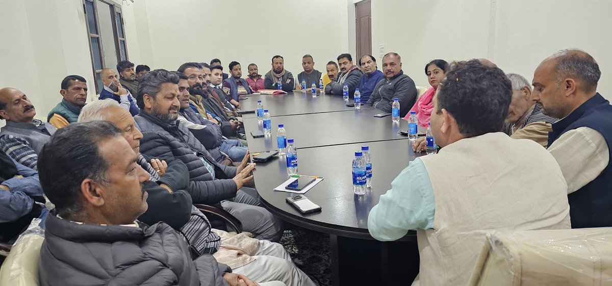 Chaired an important meeting regarding the voting on 19th April and oversaw the composition of the control room at BJP office Kishtwar for the polling day. #ModiKaParivaar #ModiKiGuarantee