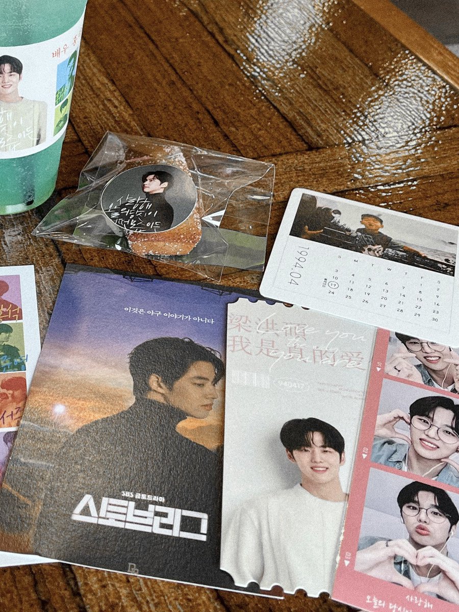 furawaari's tweet photo. So much thought was put into every little detail in this cafe i had fun looking at it one by one🥹 makes me happy to think that hongseok saw all of it too!

카페 내부 너무 예쁘고 잘 꾸미셔서 정성이 느껴졌습니다💕 정말 감사합니다☺️ @Unifactory_23 

#사랑해_홍석이_어떤_모습이든 https://t.co/lkxRMb9sEQ