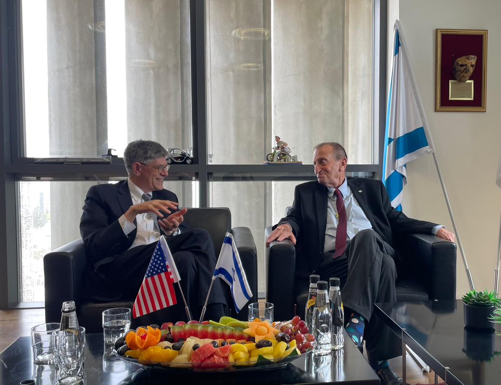 It was a pleasure to meet the @MayorofTelAviv Ron Huldai today! Congratulations on your re-election. It is great to see Tel Aviv continue to grow and develop into such a vibrant city. I look forward to continuing to discuss efforts to ensure it remains a safe place for all.