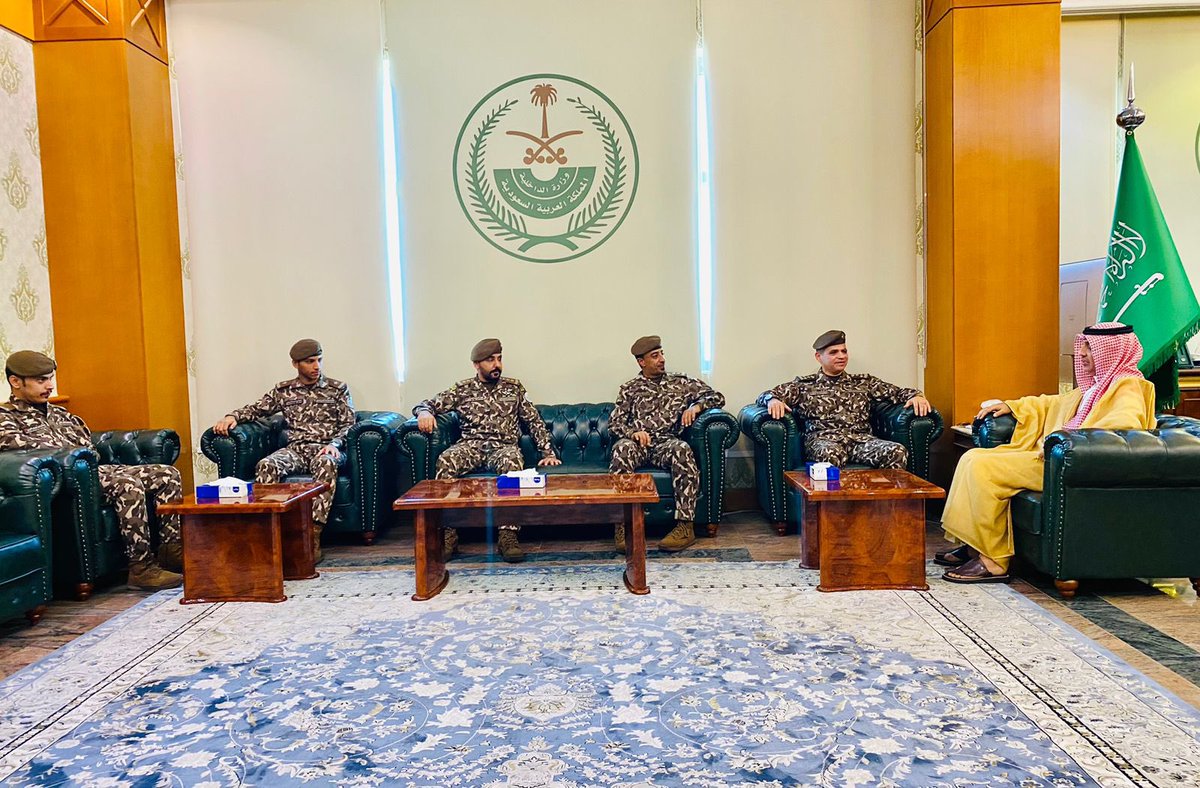 yanbugov's tweet photo. التقى #محافظ_ينبع بمكتبه بالمحافظة قائد القوة الخاصة للأمن البيئي بمنطقة المدينة المنورة العميد/ حسين  الخضير ، جرى خلال اللقاء شرح لجهود الأمن البيئي من خلال المراقبة الأمنية لضبط المخالفين لتحقيق الالتزام البيئي للأفراد والمؤسسات. https://t.co/tlaSRaudFz
