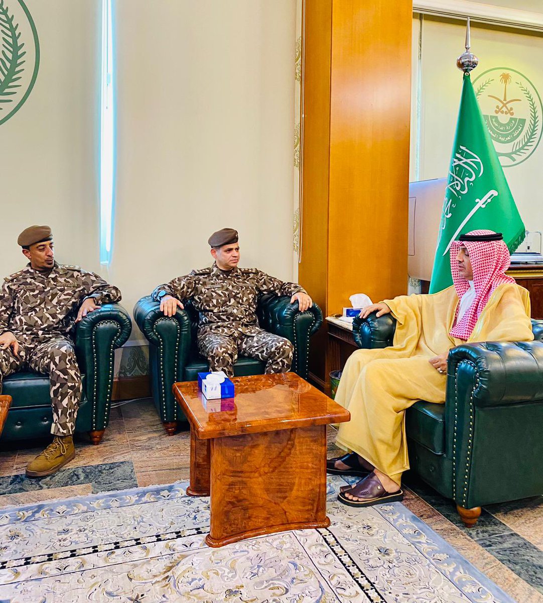 yanbugov's tweet photo. التقى #محافظ_ينبع بمكتبه بالمحافظة قائد القوة الخاصة للأمن البيئي بمنطقة المدينة المنورة العميد/ حسين  الخضير ، جرى خلال اللقاء شرح لجهود الأمن البيئي من خلال المراقبة الأمنية لضبط المخالفين لتحقيق الالتزام البيئي للأفراد والمؤسسات. https://t.co/tlaSRaudFz