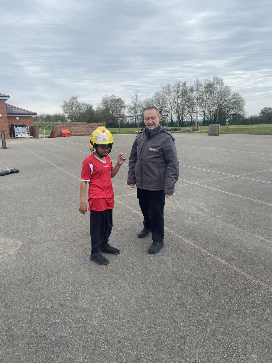 MrsSarahThomas1's tweet photo. Dosbarth Yr Wyddfa have been creative engineers with Xplore and deca dying the Defending our futures’ session. @MaesYMynydd https://t.co/PlDLNLQVcL