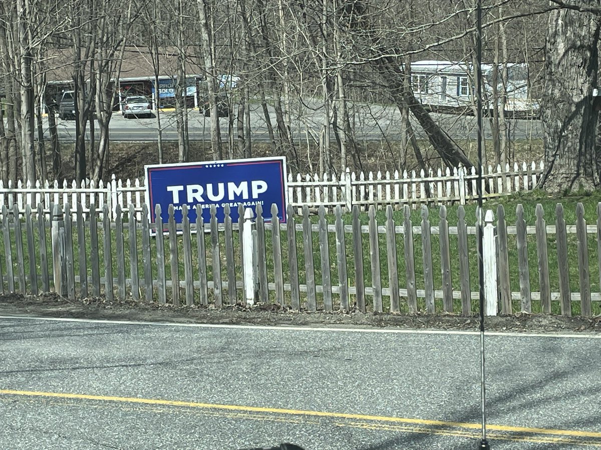 @marlene4719 I kept seeing these big blue Trump signs in southern NH, keep sending Marlene examples of “deplorable’s” showing TRUMP support. Not just cops; military, retirees, union workers, you know regular, normal Americans. How’s it going in Commieland formerly my ancestral home of Canada.