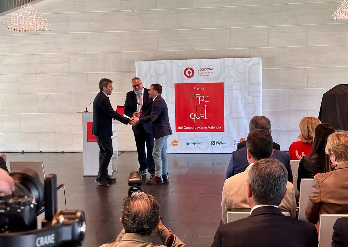 Arriba el moment d'atorgar el Premi a la Comunicació Responsable! 🏆
Nardi Alba, @carlos_mazon_ i @ejsambai són els encarregats de presentar i atorgar este guardó.

#PremisPepeMiquel #VLC24CapitalEconomíaSocial
#SomCapitalES