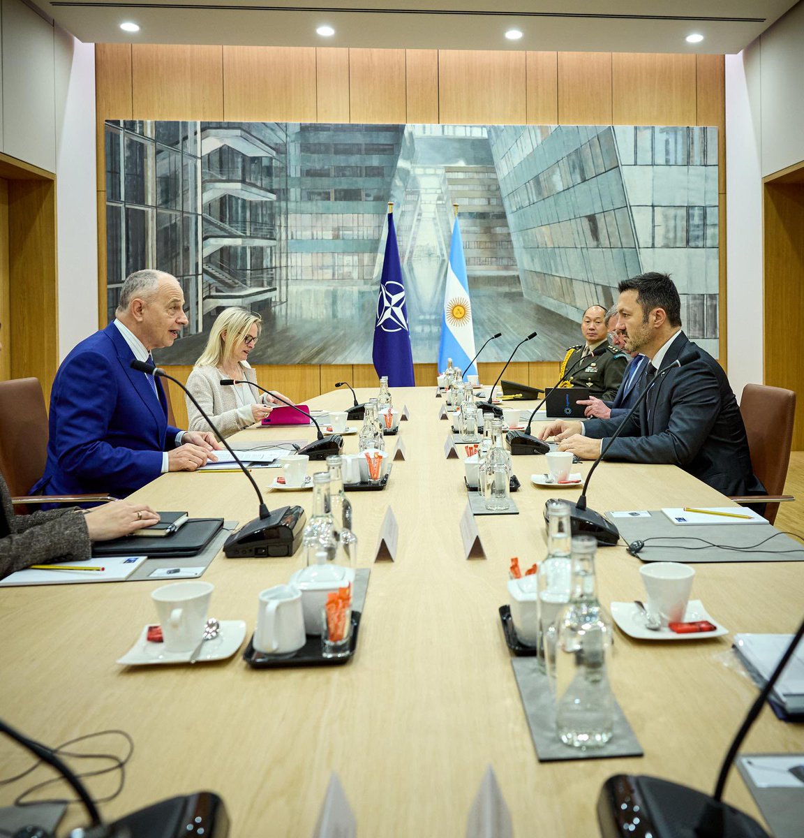 luispetri's tweet photo. Me reuní con @Mircea_Geoana, Secretario General Adjunto de la @NATO. Le presenté la carta de intención que expresa la solicitud de Argentina en convertirse en un socio global de esta organización. Seguiremos trabajando en recuperar vínculos que permitan modernizar y capacitar a nuestras fuerzas al estándar de la OTAN.