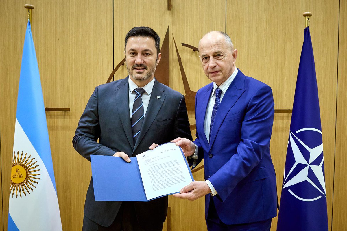 luispetri's tweet photo. Me reuní con @Mircea_Geoana, Secretario General Adjunto de la @NATO. Le presenté la carta de intención que expresa la solicitud de Argentina en convertirse en un socio global de esta organización. Seguiremos trabajando en recuperar vínculos que permitan modernizar y capacitar a nuestras fuerzas al estándar de la OTAN.