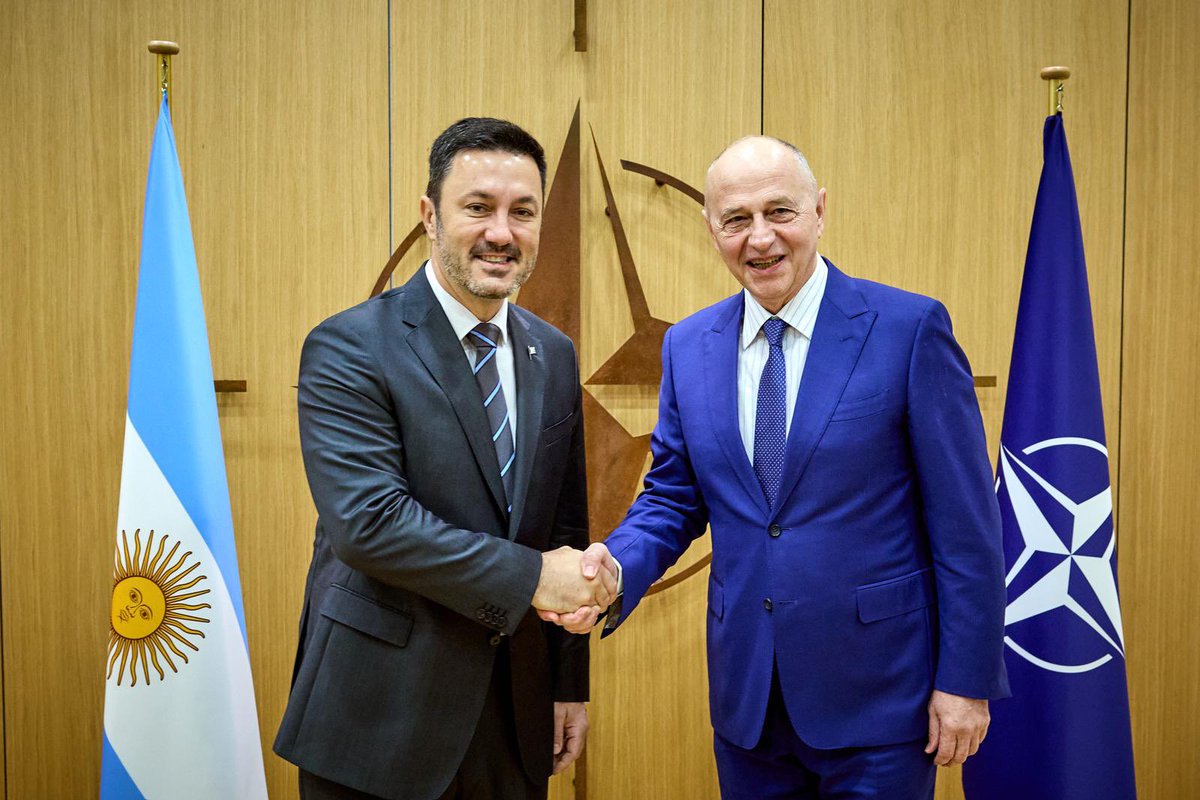 luispetri's tweet photo. Me reuní con @Mircea_Geoana, Secretario General Adjunto de la @NATO. Le presenté la carta de intención que expresa la solicitud de Argentina en convertirse en un socio global de esta organización. Seguiremos trabajando en recuperar vínculos que permitan modernizar y capacitar a nuestras fuerzas al estándar de la OTAN.