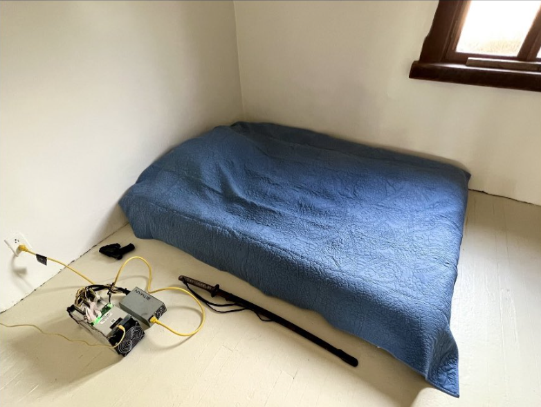 BitcoinMagazine's tweet photo. Men will really live like this to stack more #Bitcoin https://t.co/VbseLjB9Ka
