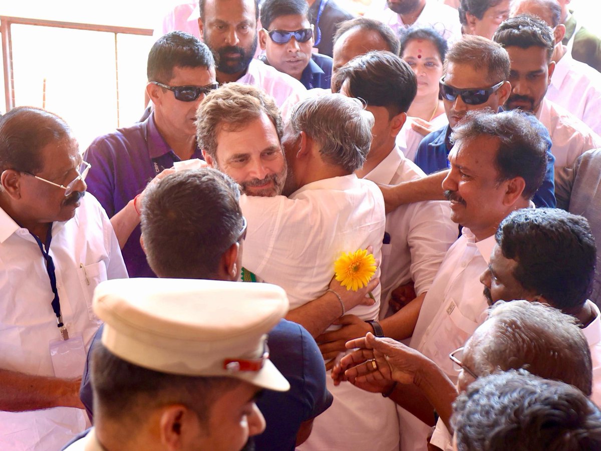 Shri @RahulGandhi meets Shri CP Muhammad, the father of late Youth Congress leader SP Shuhaib, who was tragically killed by CPM workers in February 2018.

The entire Congress family will continue to seek justice for SP Shuhaib and his family!