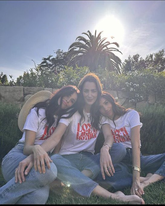 Look at the beautiful women and the palm tree behind them stunning view