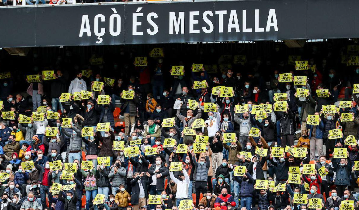 Este sábado repartiremos 30.000 carteles para que Peter Lim no olvide que no lo queremos aquí y para que las administraciones no tengan duda hacia donde han de dirigir sus esfuerzos: la salida de MERITON del accionariado del @valenciacf #LimGoHome #minuto19