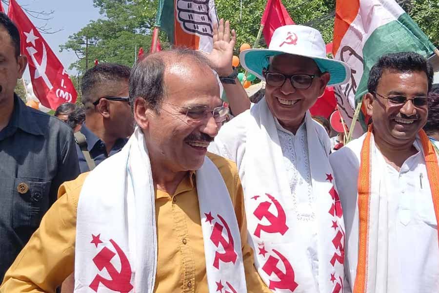 The most opportunist 'communist' with the most opportunist 'Gandhian congress worker'. Just look at their cunning smile. They're fighting the election to give benefit to bj-p & it's our responsibility to give them the befitting reply throughout the state. 
#DidirShopoth