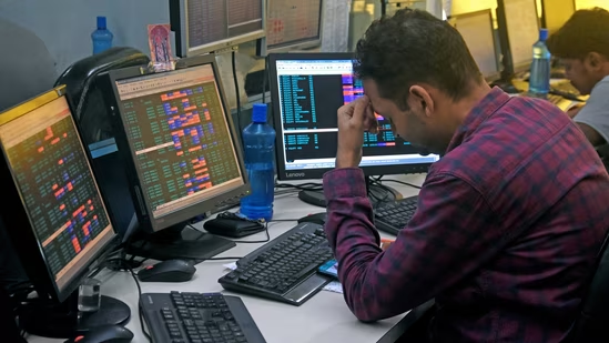 #ClosingBell | #Sensex, #Nifty close in red 4th day in a row; investors log ₹9 lakh crore loss in stock market plunge

hindustantimes.com/business/sense…