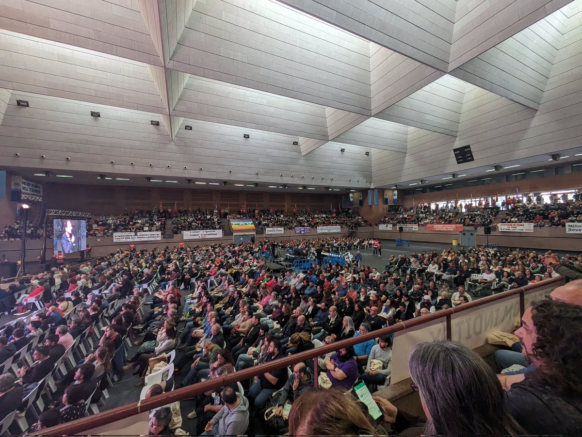 Espectacular asamblea en un Pavelló Esportiu Vall d’Hebron repleto. Aquí seguimos y aquí seguiremos. Construyendo espacios de organización en los centros de trabajo. ✊🏻