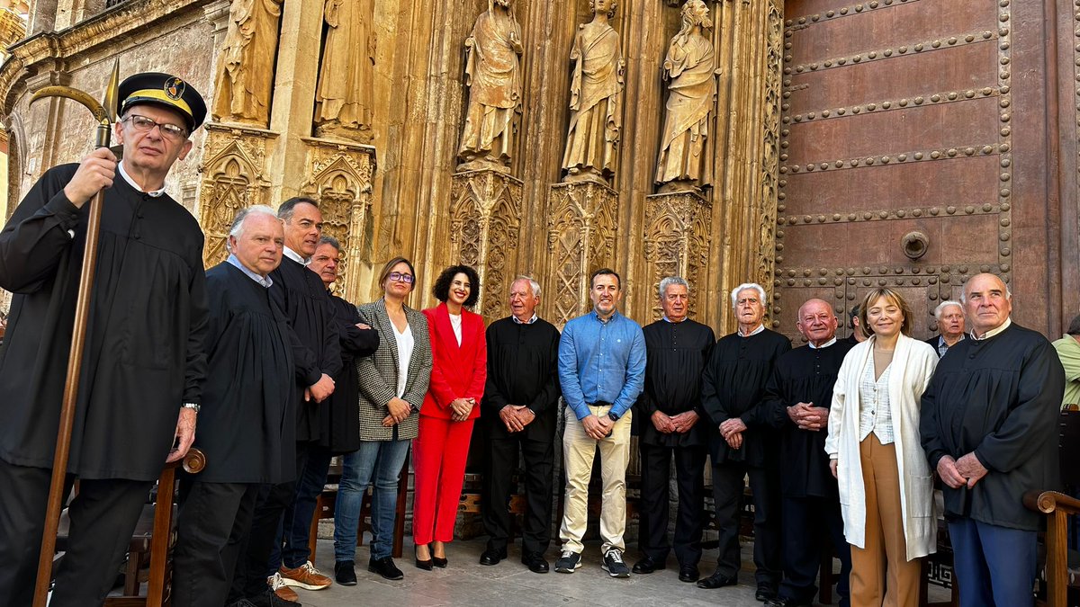 quartdepoblet's tweet photo. La alcaldesa y los concejales Consue Campos, Lucía Fernández y Juanjo Susín, han asistido al Tribunal de las Aguas en la Puerta de los Apóstoles de la Catedral de Valencia. Es la única estructura legislativa que permanece de las establecidas por Jaume I
#quartdepoblet #regantes https://t.co/OwbMicoGYe