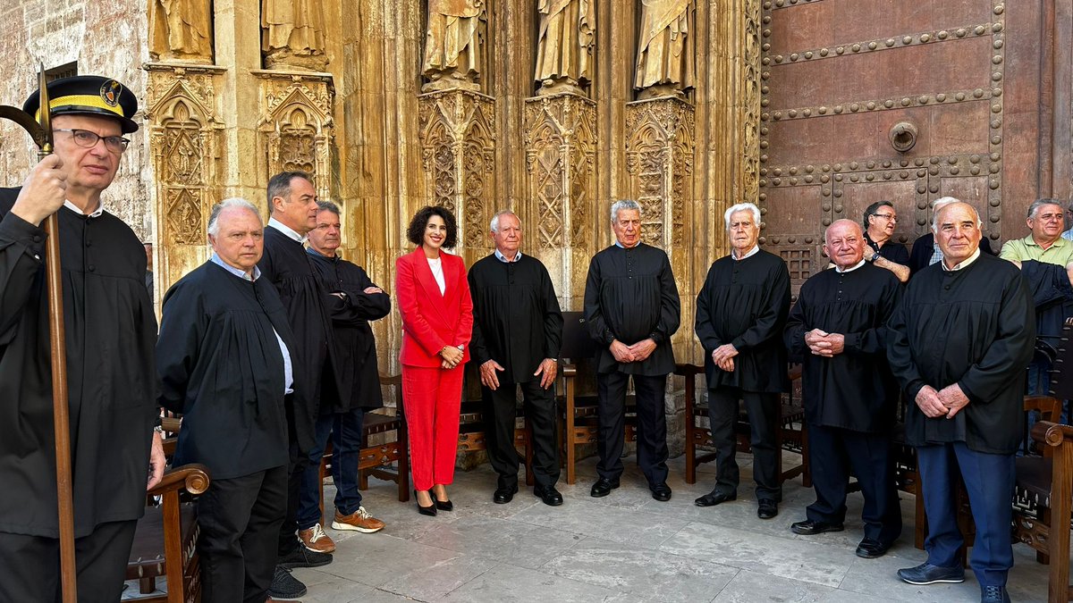 quartdepoblet's tweet photo. La alcaldesa y los concejales Consue Campos, Lucía Fernández y Juanjo Susín, han asistido al Tribunal de las Aguas en la Puerta de los Apóstoles de la Catedral de Valencia. Es la única estructura legislativa que permanece de las establecidas por Jaume I
#quartdepoblet #regantes https://t.co/OwbMicoGYe