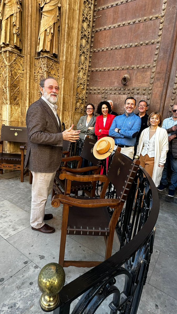 La alcaldesa y los concejales Consue Campos, Lucía Fernández y Juanjo Susín, han asistido al Tribunal de las Aguas en la Puerta de los Apóstoles de la Catedral de Valencia. Es la única estructura legislativa que permanece de las establecidas por Jaume I
#quartdepoblet #regantes