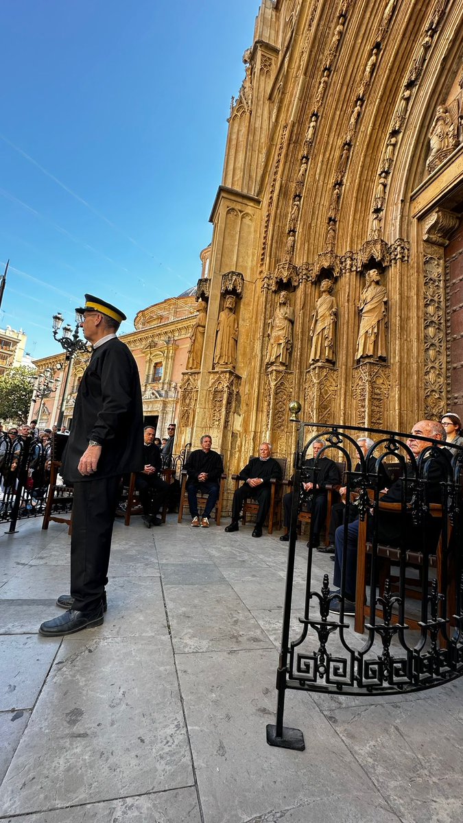 quartdepoblet's tweet photo. La alcaldesa y los concejales Consue Campos, Lucía Fernández y Juanjo Susín, han asistido al Tribunal de las Aguas en la Puerta de los Apóstoles de la Catedral de Valencia. Es la única estructura legislativa que permanece de las establecidas por Jaume I
#quartdepoblet #regantes https://t.co/OwbMicoGYe