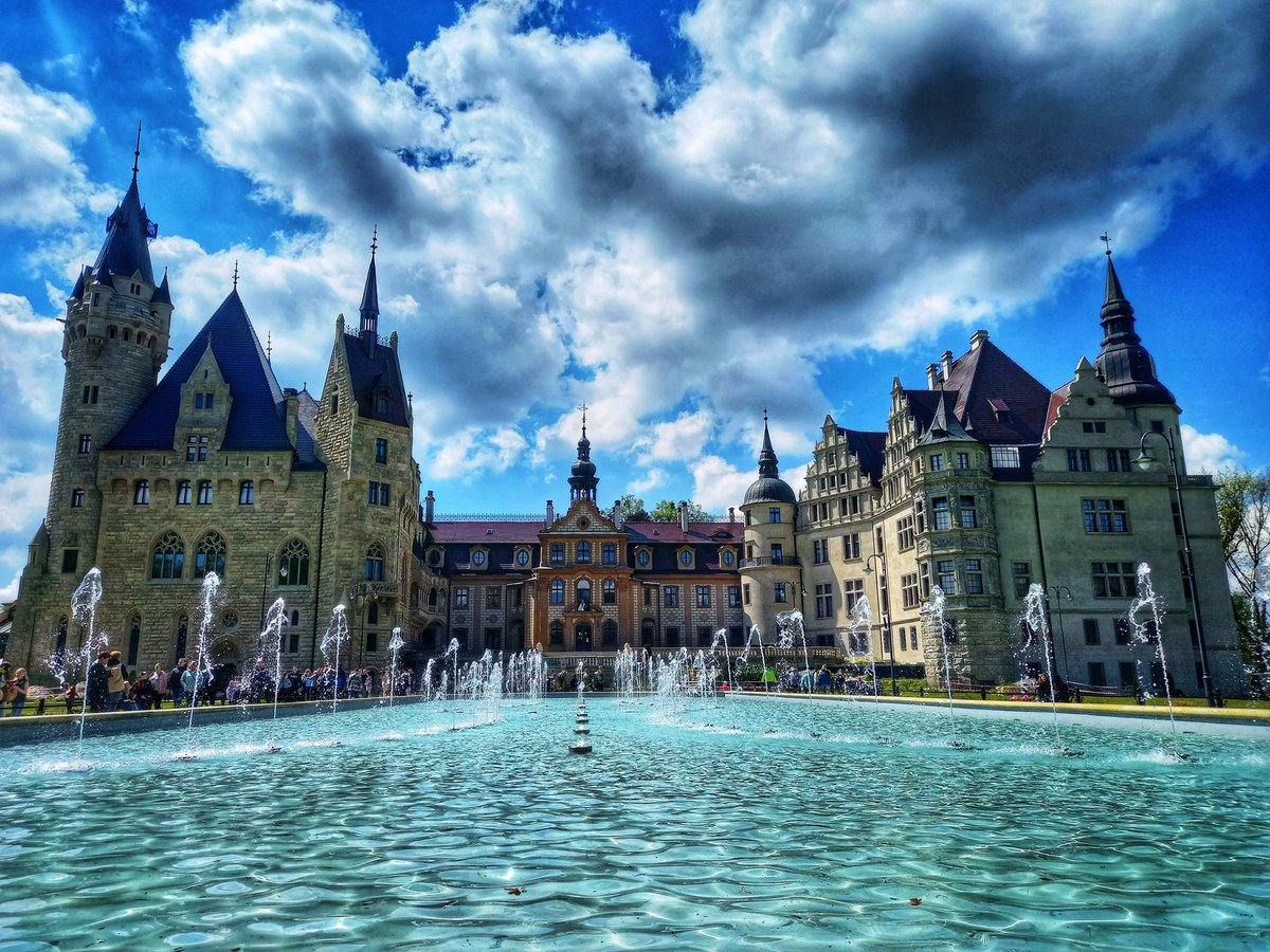 #Thursday 18 #April Today’s #DailyPictureTheme is #Castle Here is 'Polish Hogwarts' - #MosznaCastle. This is a historic castle and palace located in the small village of Moszna, in southwestern #Poland 🇵🇱 #DiscoverPoland #Travel