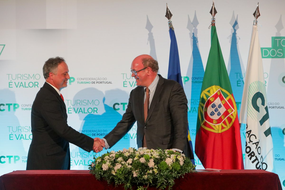 ALEP_pt's tweet photo. ALEP PASSA A INTEGRAR O NOVO CONSELHO DIRETIVO DA CTP - CONFEDERAÇÃO DO TURISMO PORTUGUÊS
“A integração da ALEP no Conselho Diretivo da CTP é um reconhecimento do papel vital que o Alojamento Local desempenha no setor do turismo em Portugal”,  Eduardo Miranda, presidente da ALEP. https://t.co/Pu4rBjH70f