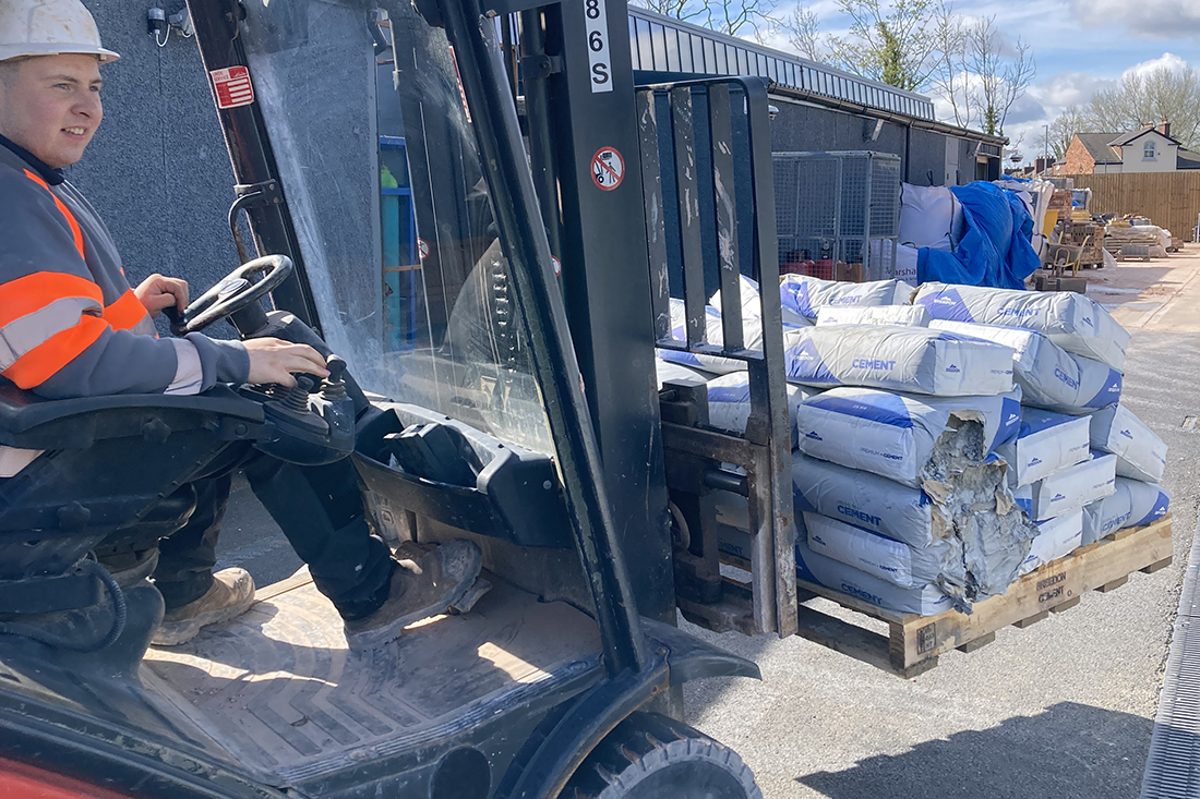 Very grateful to Vinci Construction Limited who have donated two pallets of cement to the college 👷 The cement will now be used by Construction students to complete their studies over the year! #ICanBe