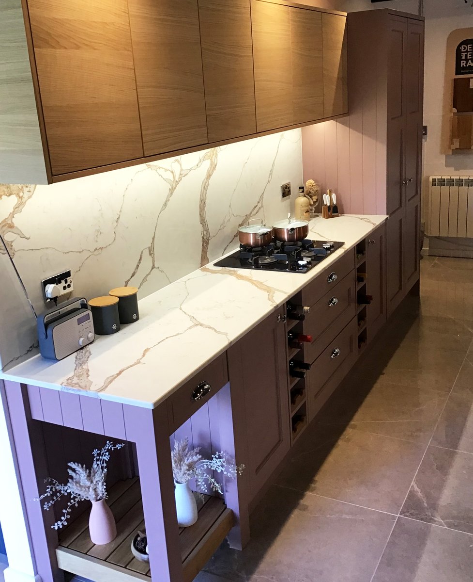 The cabinets really bring out the bronze veining of the CRL Quartz Palermo worktops in this kitchen display at Stone Valley West Country. . #quartz #kitchenshowroom #countertops