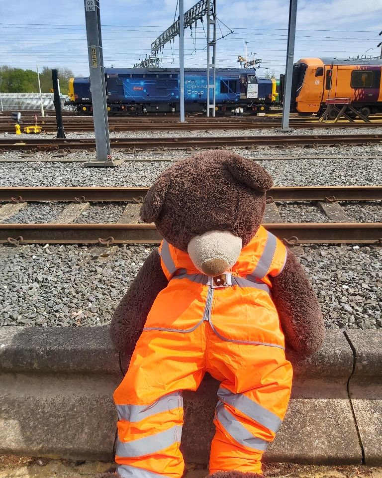 Not even the unique noise of an #EE powered @railaopsgroup Class 37on depot could lighten Hunslet's mood. @growlergroup