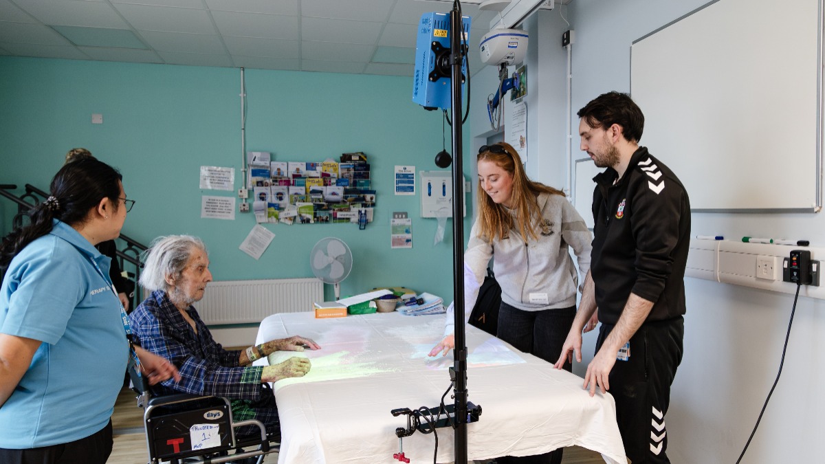 UHSFT's tweet photo. 🌟 @SouthamptonFC Women's Football Club brings motivation to Medicine for Older People Gym.
Emily Kraft, Southampton Woman's FC Striker recently visited our Medicine for Older People Gym to join in an exercise class and give encouragement to our patients.
🧵(1/4) 👇🏥❤️ https://t.co/5w9ufCw4ZJ