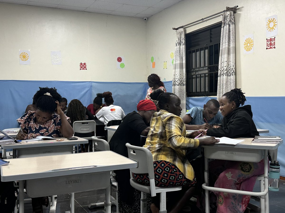 The 5th local Chinese teacher training program in Uganda has been started for a month! Trainees use the evening class to learning together every night. They are getting better and better!