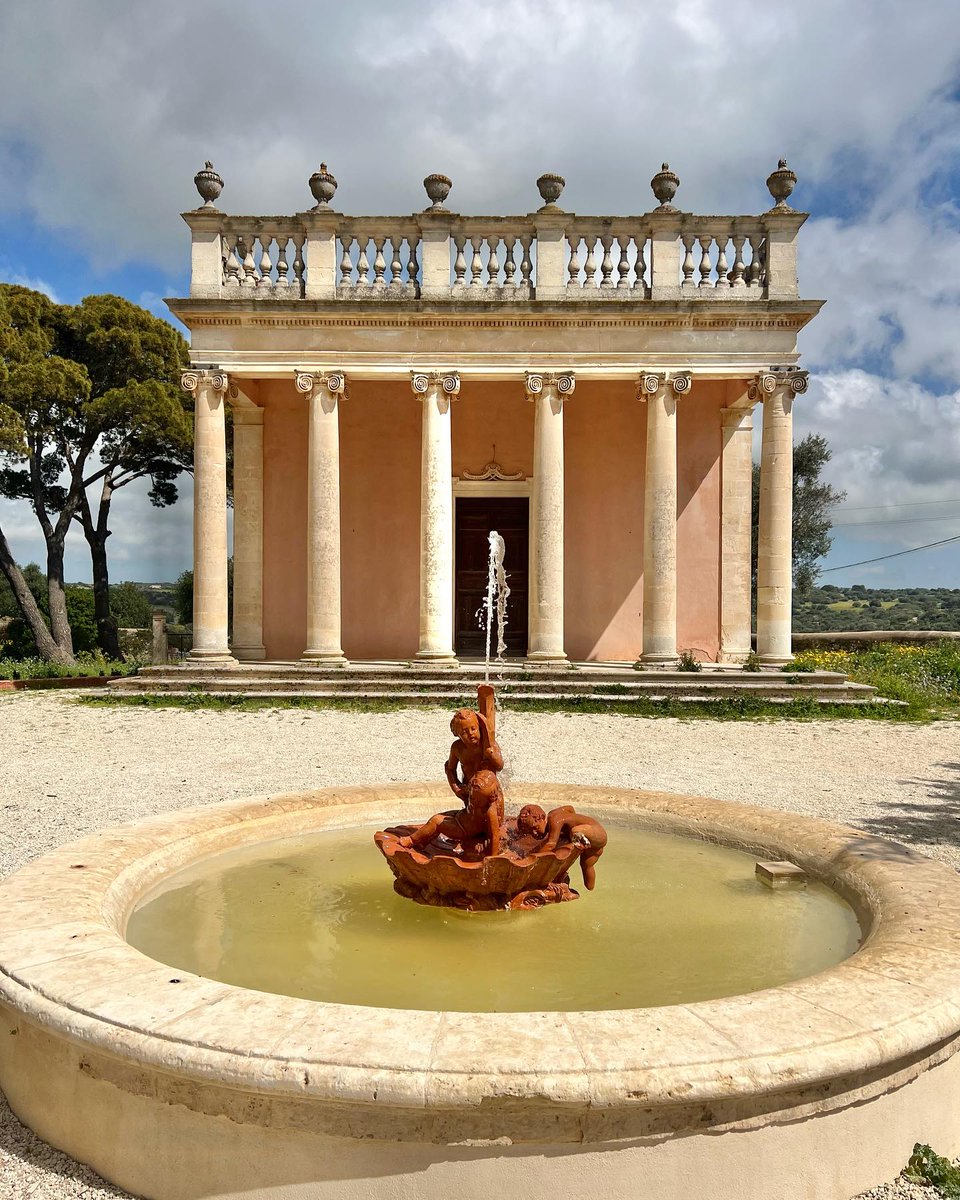 Bellezza ed eleganza. Venite con noi a scoprire uno tra i castelli più caratteristici del sud est siciliano: Il Castello di Donnafugata 🥰 visitsicily.info/itinerario/cas… 📷@giraconnoisicilia #visitsicilyinfo #castle #sicily #ragusa