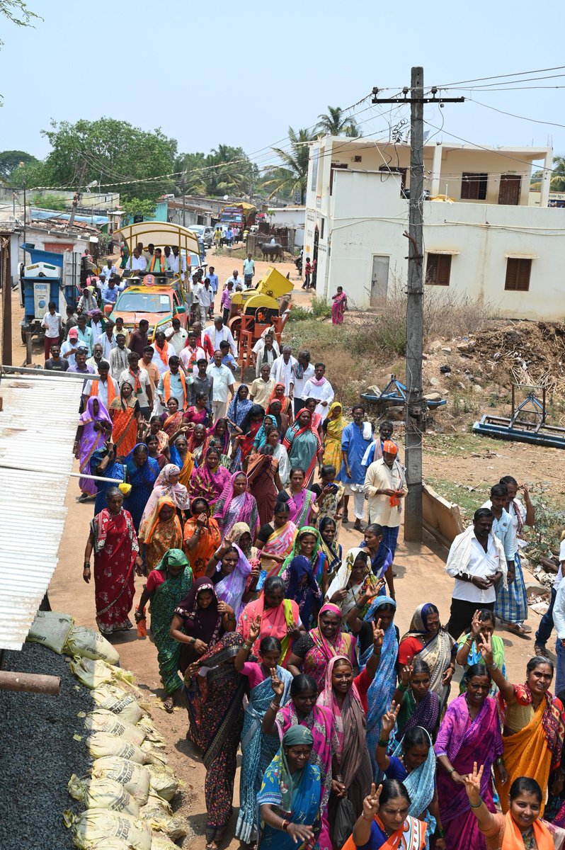 ಇಂದು ಕುಂದಗೋಳ ವಿಧಾನಸಭಾ ಕ್ಷೇತ್ರದ ದೇವನೂರ, ಕುಬಿಹಾಳ ಮತ್ತು ಇಂಗಳಗಿಯಲ್ಲಿ ನಡೆದ ಬಹಿರಂಗ ಸಭೆ ಮತ್ತು ರೋಡ್ ಶೋದಲ್ಲಿ ಭಾಗವಹಿಸಿ ಕಾರ್ಯಕರ್ತರನ್ನುದ್ದೇಶಿಸಿ ಮಾತನಾಡಿದೆನು. ಭಾರತವನ್ನು ವಿಶ್ವಗುರು ಮಾಡುವ ಸಂಕಲ್ಪ ಮಾಡಿರುವ ಪ್ರಧಾನಮಂತ್ರಿ ಶ್ರೀ @narendramodi ಅವರು, ಈ ಪಯಣದಲ್ಲಿ ಬಡವರು ಹಿಂದುಳಿಯಬಾರದು, ಬಡ ಕುಟಂಬಗಳನ್ನು ಮಧ್ಯಮ…