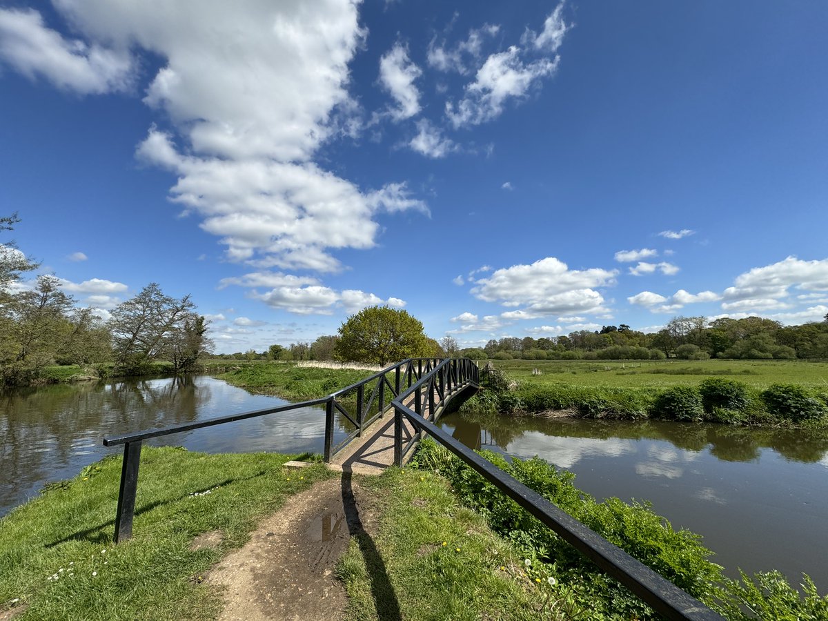 Looks like Summer at @triggsLock Nr Send. Feels like Spring. #riverwey EGLF 181050Z 29006KT 9999 FEW036 11/02 Q1024